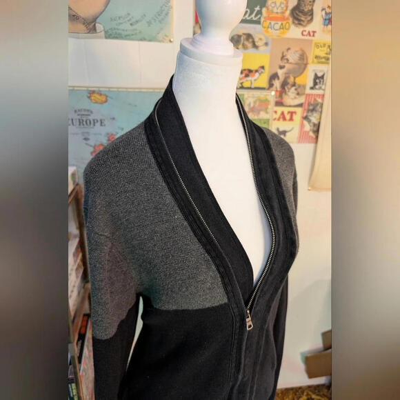 HOST PICK 🖤GUESS Infinity Zipper Cardigan - Picture 1 of 6